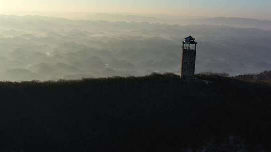 湖北利川齐岳山上的一座旧灯塔