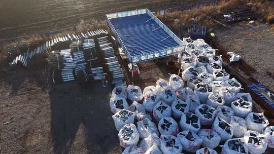 钢筋加工棚建筑材料堆放场景