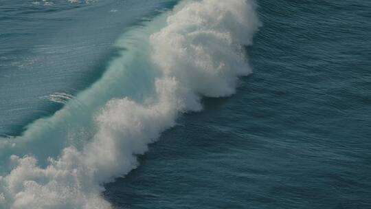 追踪巴厘岛海岸的海浪