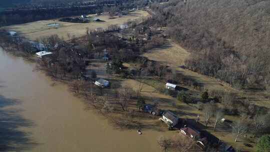 肯塔基州冬季洪水泛滥的河流中美国家庭的俯视图
