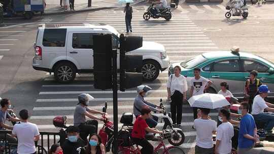 大城市行人横穿马路