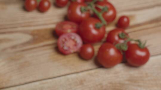 番茄在乡村木桌上的特写镜头视频素材模板下载