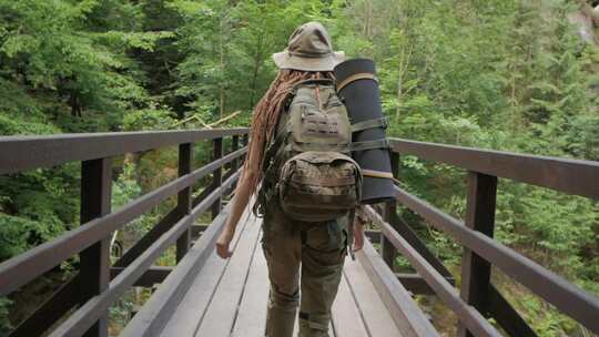 背包客森林徒步旅行视频素材模板下载