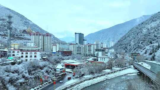 雪后小镇全景，银装素裹美如仙境