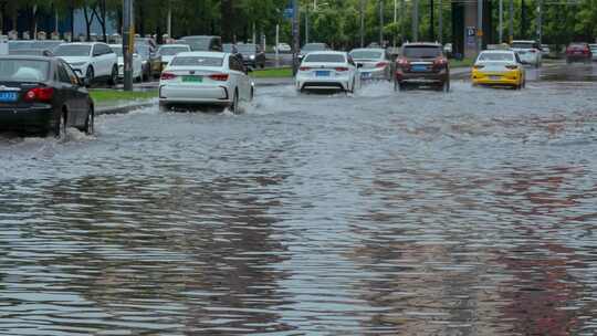 暴雨街道马路积水汪水车辆涉水