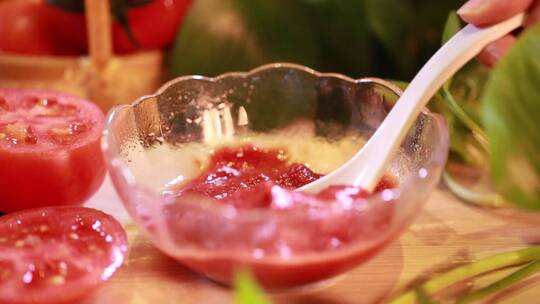 勺子舀起西红柿酱番茄沙司 (7)