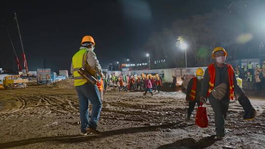 夜晚工地视频深圳方舱医院建设夜晚建设工人视频素材模板下载