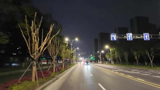 城市夜晚夜景开车第一视角汽车窗外沿途风景