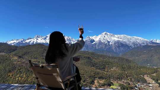 玉龙雪山下女孩干杯希区柯克变焦视频素材模板下载