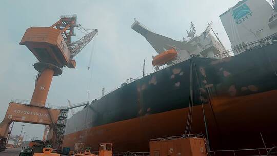 工业制造沿海造船厂工厂维修大型船坞吊车