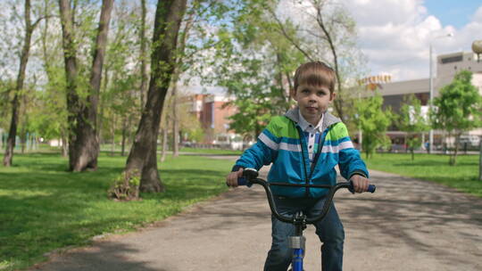 公园里骑自行车的男孩视频素材模板下载