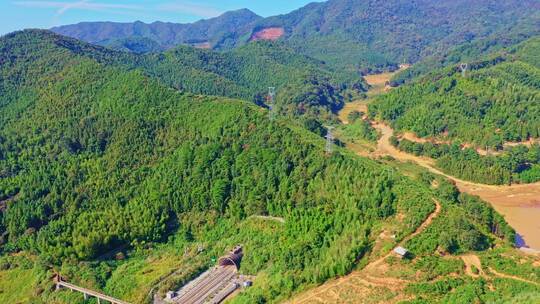 穿过武夷山古村落的高铁