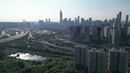 城市鸟瞰视角下的高楼与高速路全景