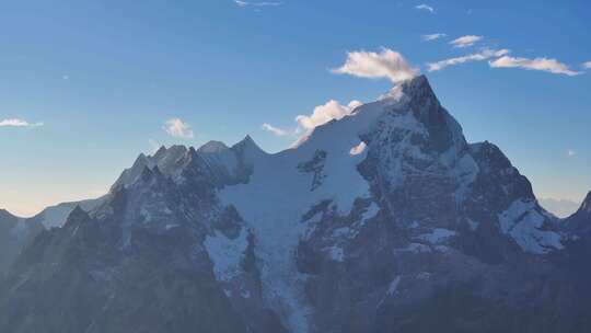 航拍四川甘孜贡嘎山卫峰爱德嘉峰雪山风光