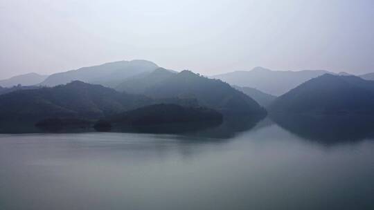 平静湖面和重峦叠嶂的山脉