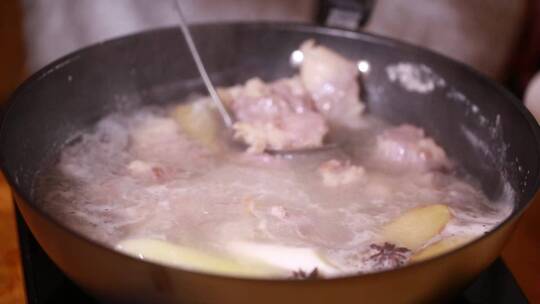 香料汆烫牛肉去血沫