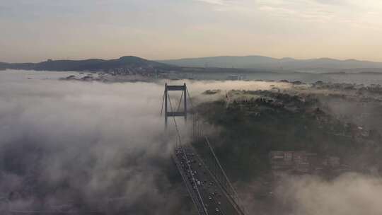 土耳其伊斯坦布尔雾天法提赫·苏丹·穆罕默德大桥的航拍视频。