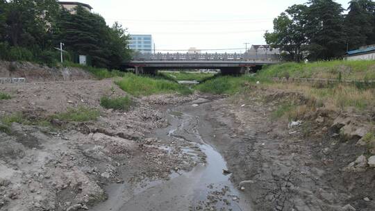 缺水干裂干涸土地裂开河道干枯4K航拍