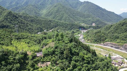 航拍大山山谷蜿蜒公里