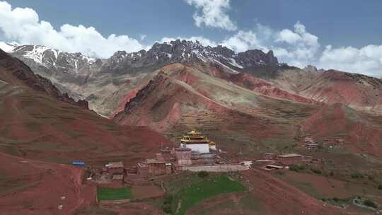 西藏丁青县G317川藏北线公路雪山寺庙风光