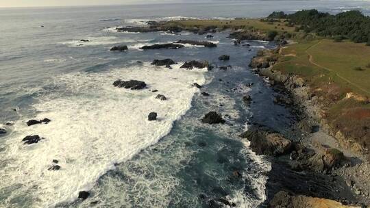 航拍海浪冲击海岸岩石