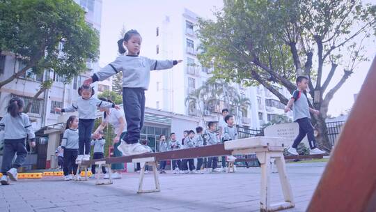 幼儿园的老师和孩子们玩耍学习