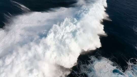 俯瞰海洋翻涌的浪花