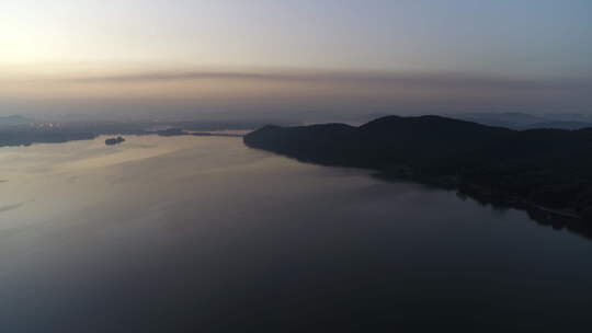 航拍武汉东湖磨山傍晚大远景视频素材模板下载