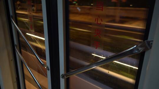 广州 天河 巴士 夜晚 等公交车 灯光 城市视频素材模板下载