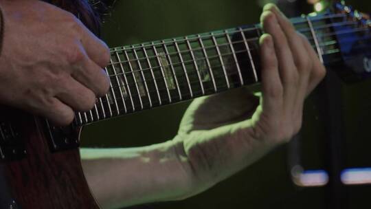 男人弹吉他的手部特写视频素材模板下载