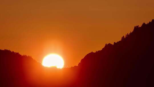 太阳从山上升起的延时拍摄视频素材模板下载