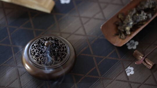 茶室里茶台上摆放的香薰炉