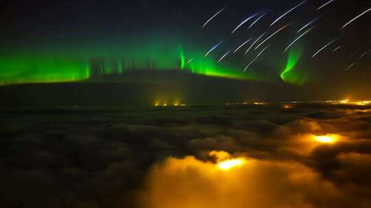 高空云海之上的极光星空