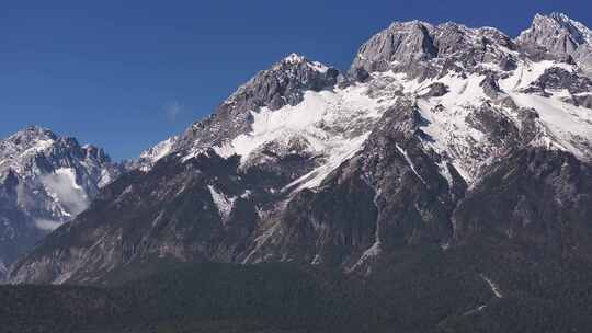 航拍晴天丽江玉龙雪山山脉风光