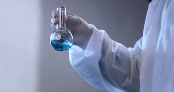 实验室科研人员观测液体医疗生物基因研发