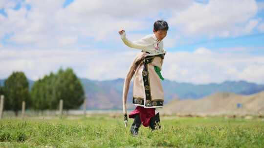 西藏藏族小孩子在草原上跳舞-玩耍