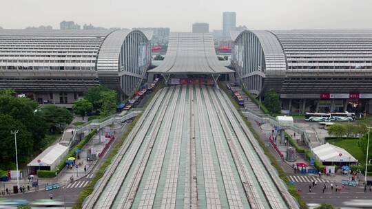 母亲和道路上的建筑和交通