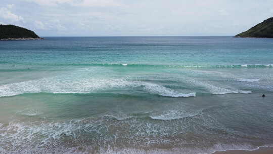 海浪在沙滩上拍打着