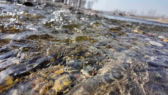 清澈河流水底石子景象