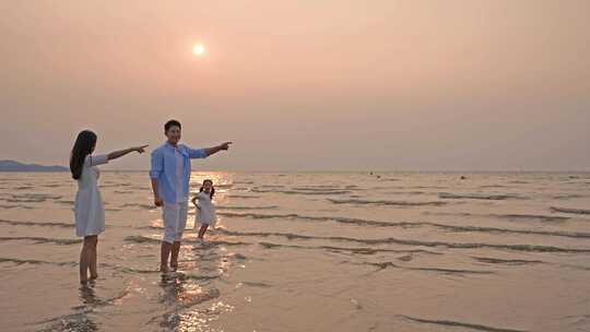 一家人海边看日落 一家人海边散步 海边奔跑