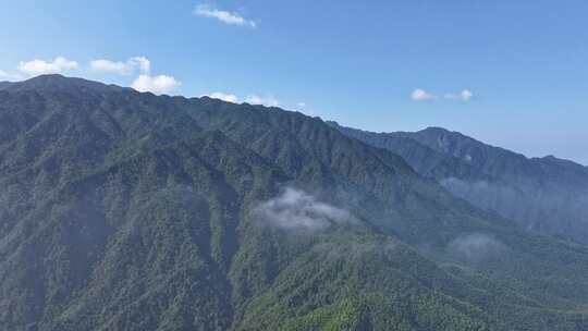 航拍高山和云海