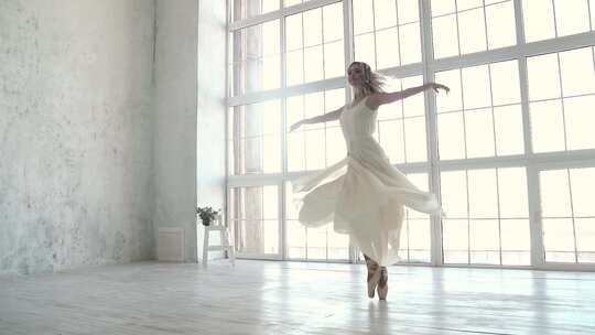 一身白裙的芭蕾舞女 逆光下唯美转身