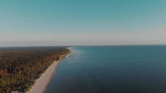 无人机拍摄的漫长海岸线