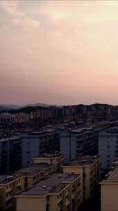 竖版航拍城市夕阳晚霞日落火烧云
