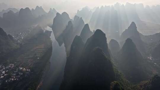 桂林山水日出丁达尔光线美丽的中国风光