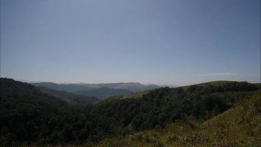 航拍连绵不断的山川和树木