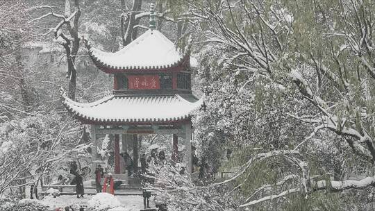 航拍城市风光长沙雪景古建筑爱晚亭雪景