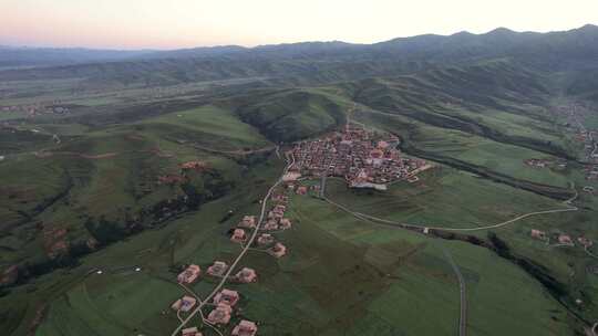 航拍四川川西旅游草原山峰户外寺庙风景