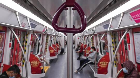 深圳地铁人群 地铁玩手机