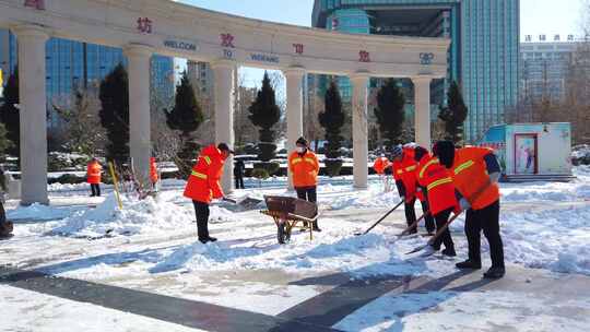 环卫工人铲雪视频